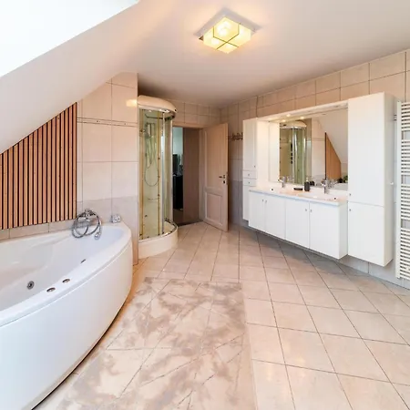 Holiday With Indoor Swimming Pool Vakantiehuis *